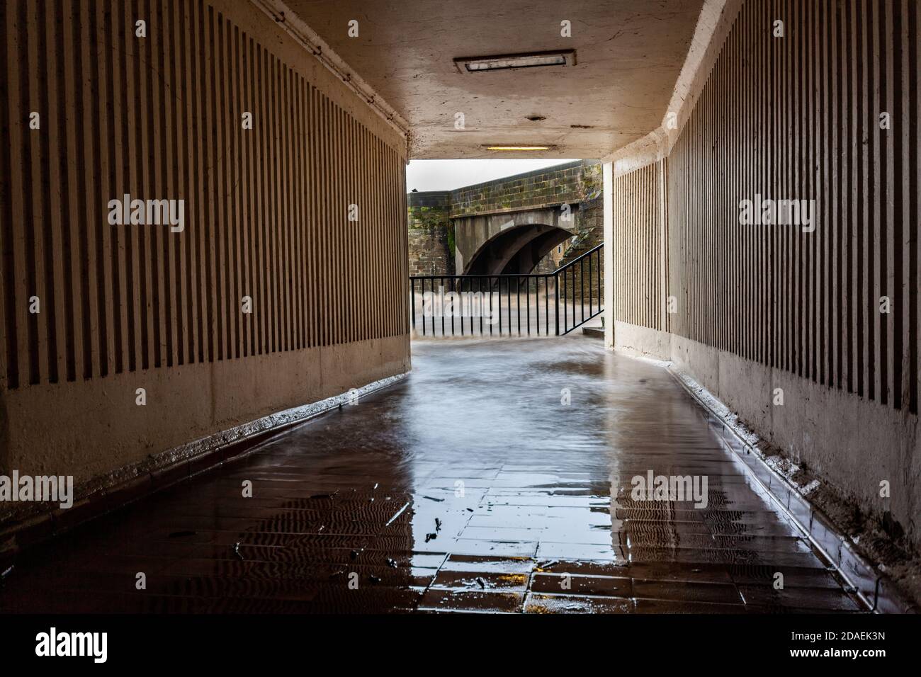 Haydon Bridge metro, montrant le vieux pont et la rivière sud tyne, Northumberland Subway plancher est humide après la rivière sud tyne inondation . Banque D'Images