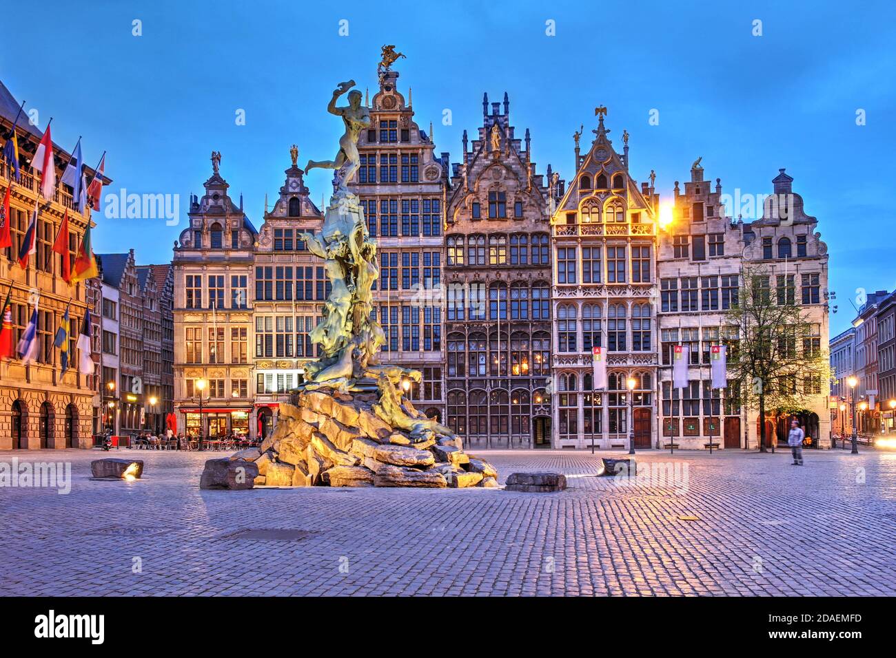 Une série de Guildhalls du XVIe siècle à Grote Markt (grande place du marché) dans la vieille ville d'Anvers, en Belgique, au crépuscule. Banque D'Images
