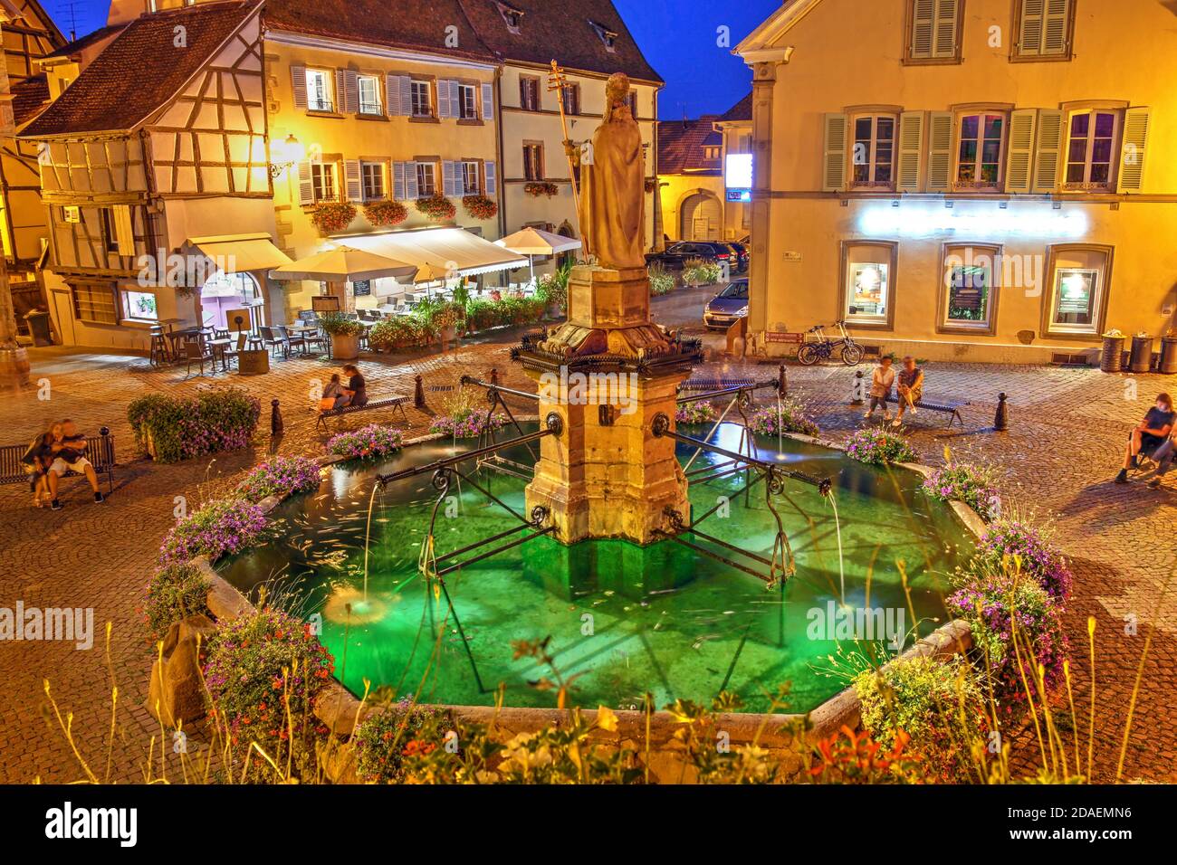 Scène nocturne sur la place Staint Leon, Eguisheim, un village médiéval magnifiquement préservé dans la région viticole d'Alsace en France. Banque D'Images