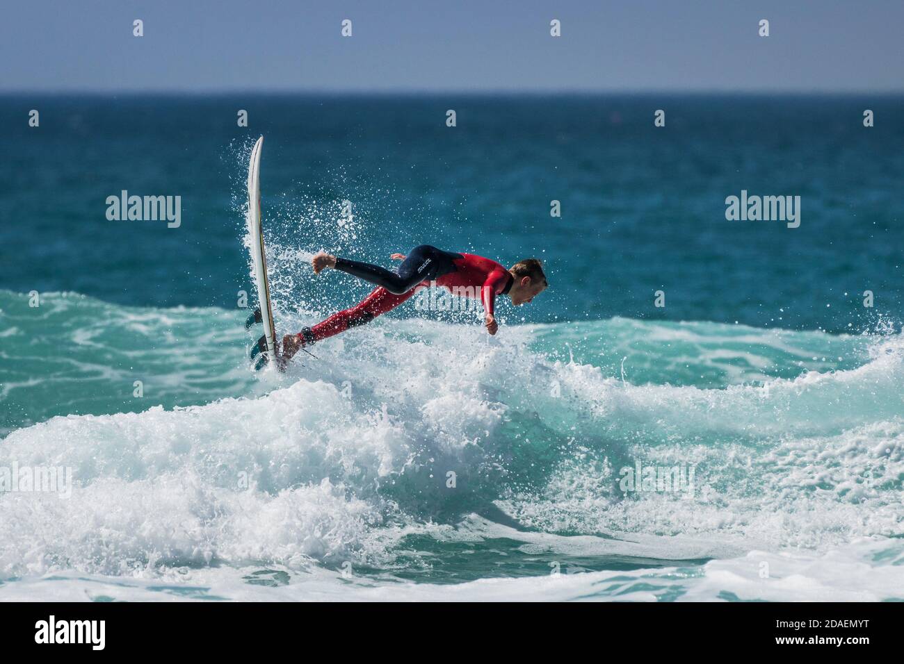 Une action spectaculaire sauvage alors qu'un surfeur se balaye à Fistral à Newquay, en Cornouailles. Banque D'Images