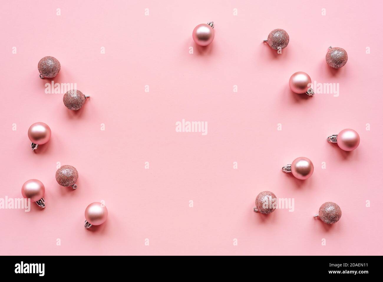 Jouets pour arbres de Noël, pose à plat. Mise en page du nouvel an sur fond rose, vue de dessus, espace de copie. Banque D'Images