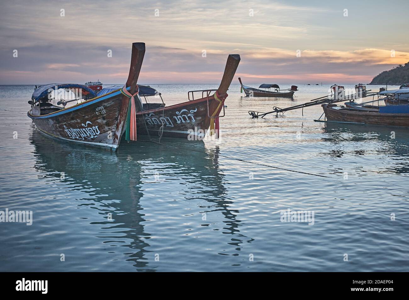 Koh Lipee, Thaïlande, février 2009. Hors-bord à la plage dans le parc marin national de Tarutao au coucher du soleil. Banque D'Images