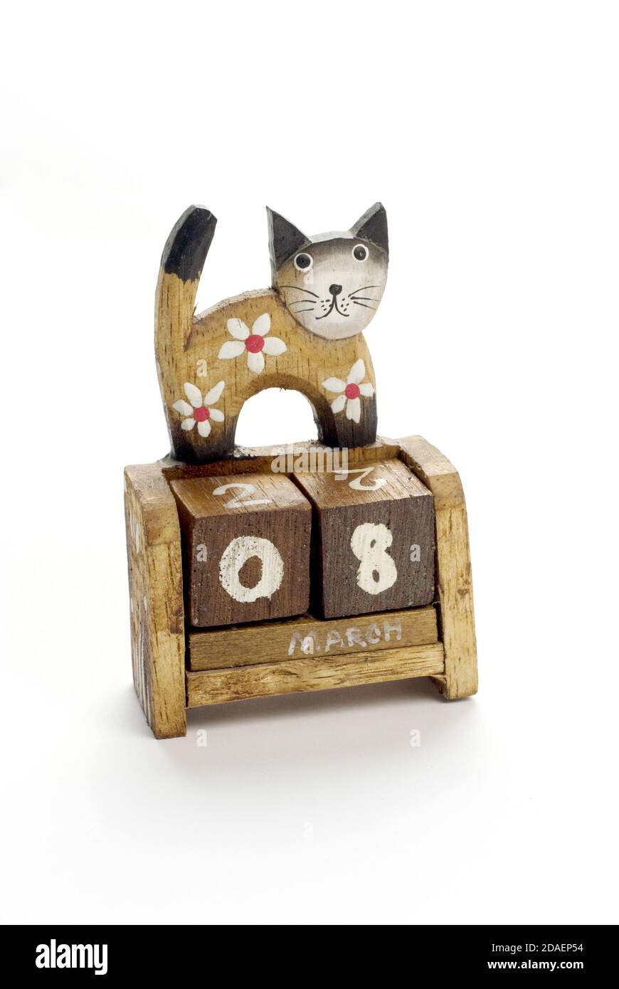 Calendrier en bois avec un chat isolé sur un fond blanc Banque D'Images