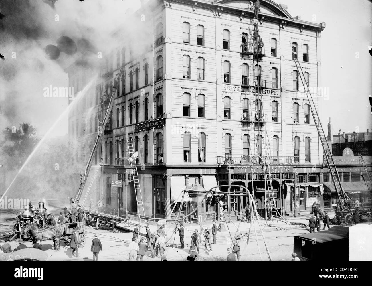 Vue sur l'hôtel Woodruff à Chicago, Illinois, en feu, vers le 19 juin 1902. Banque D'Images