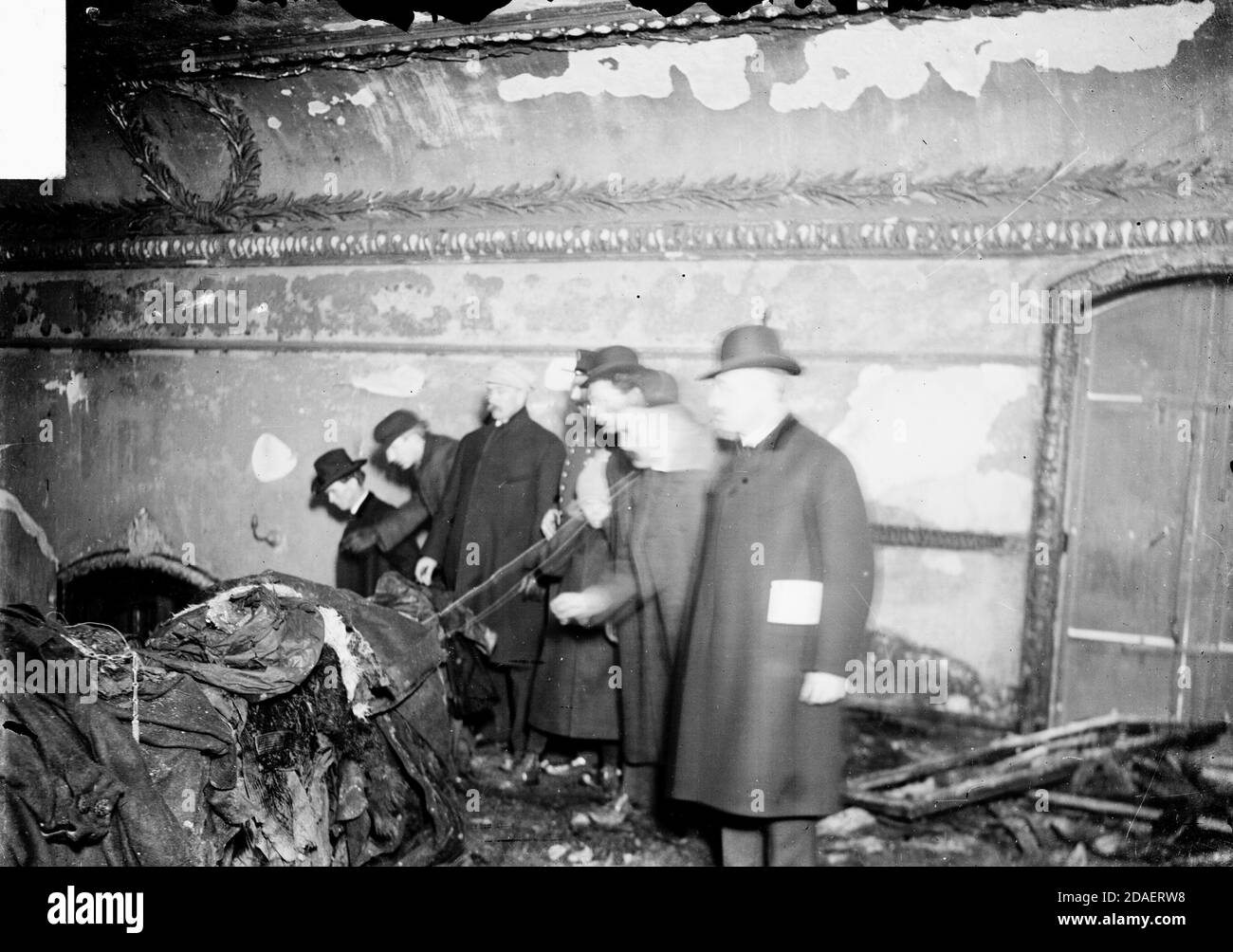 Groupe se tenant à l'intérieur du théâtre Iroquois après le feu, observant les ruines, Chicago, Illinois, vers janvier 1904. Banque D'Images