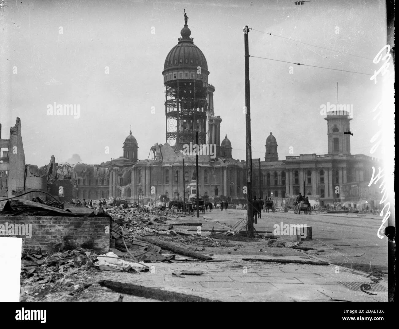 Vue extérieure d'un bâtiment avec dôme en ruines partielles après le tremblement de terre de 1906 à San Francisco, Californie. Banque D'Images