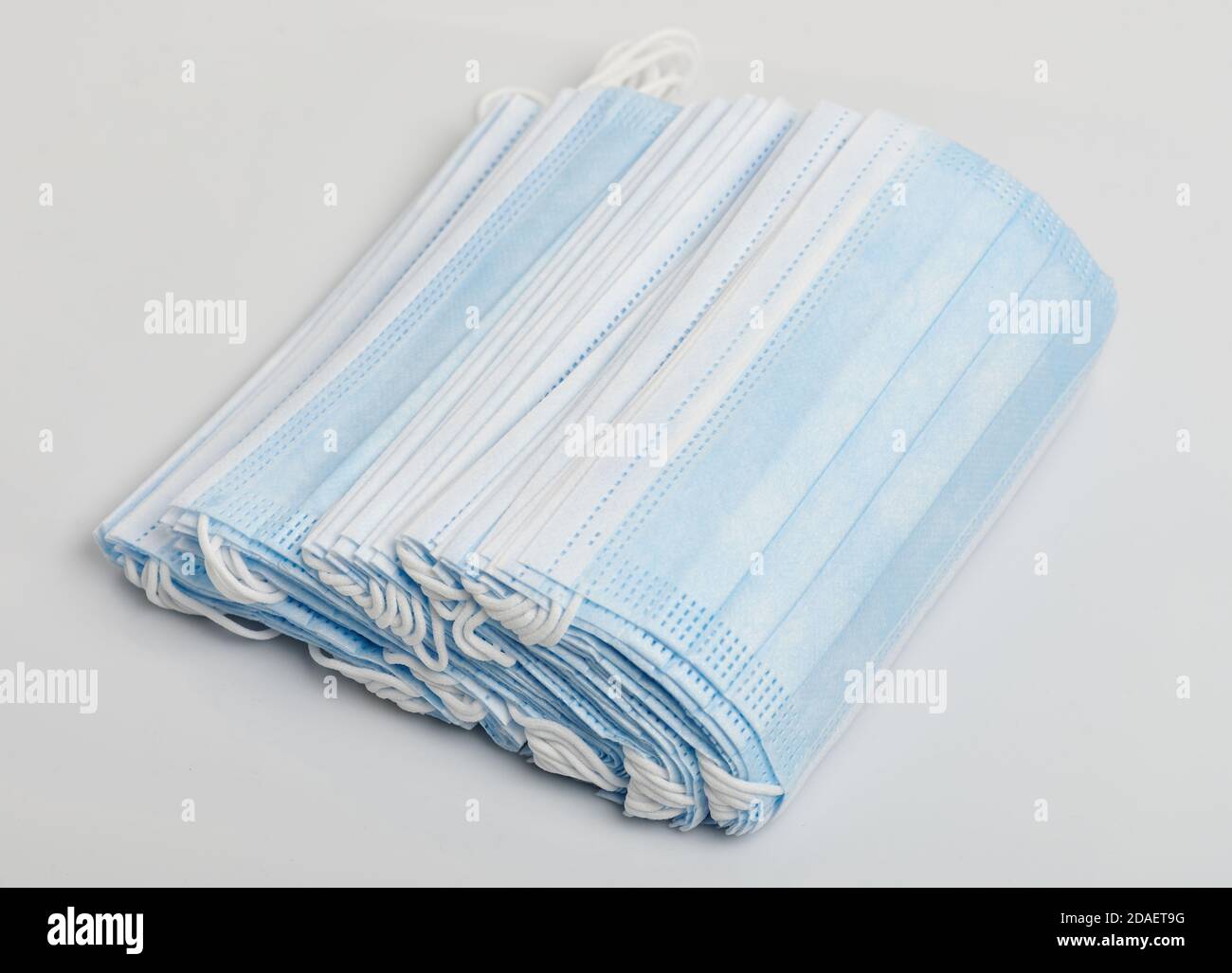 Pile de masque en coton bleu isolée sur fond de studio Banque D'Images Pile de masque en coton bleu isolée sur fond de studio Banque D'Images