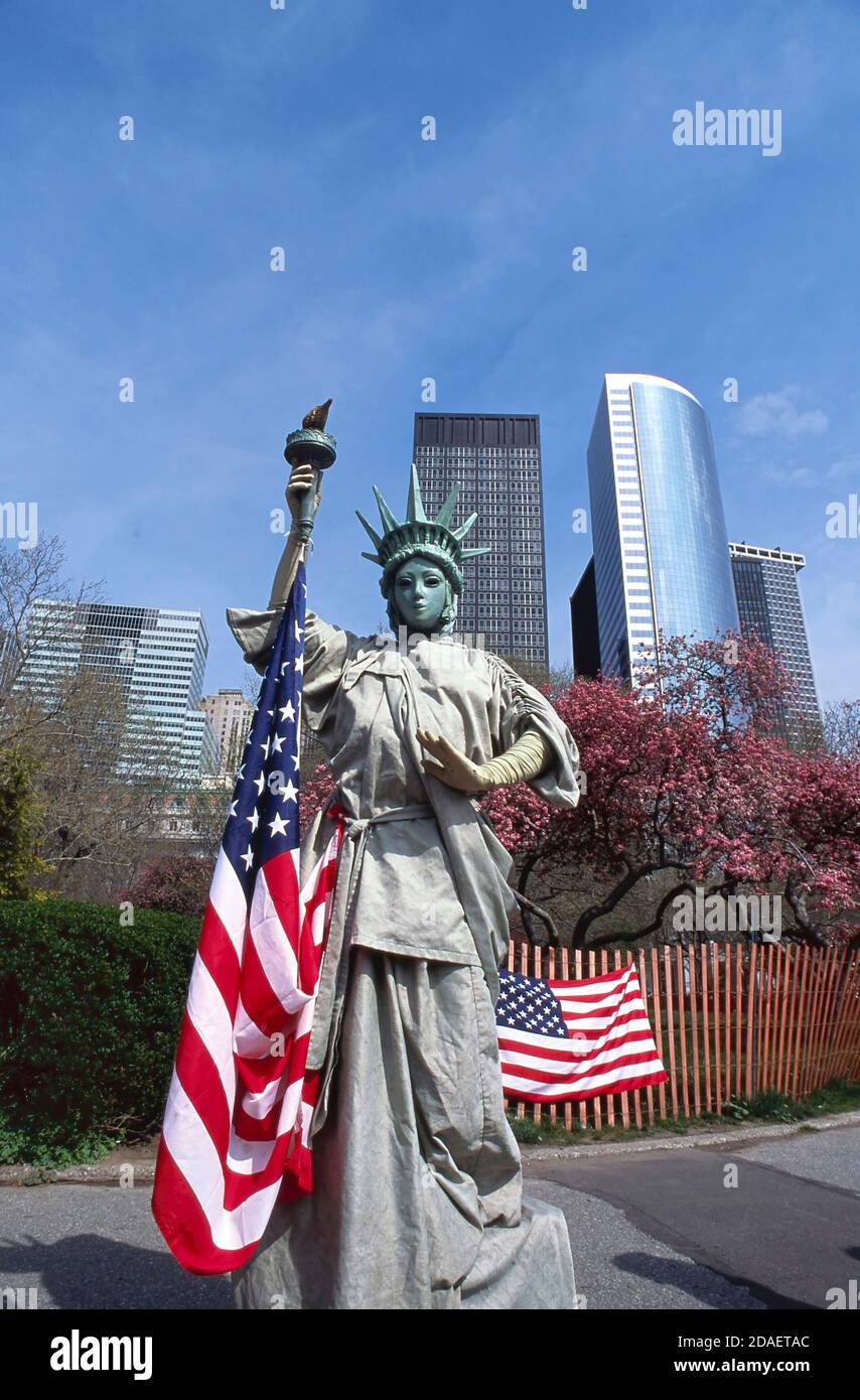New York, USA-JUILLET 19,2018 : une mime vivante de la Statue de la liberté pose pour des photos (et des conseils) dans Battery Park Banque D'Images