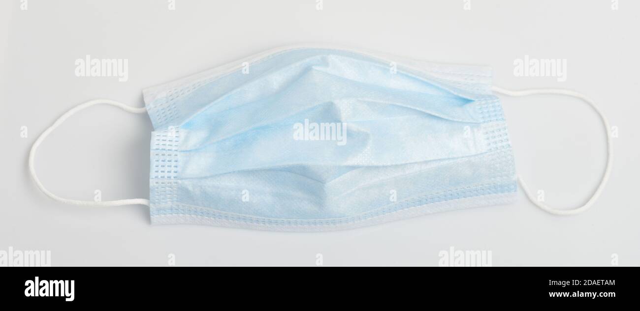 Masque facial en coton forme de bouche isolée sur fond blanc Banque D'Images Masque facial en coton forme de bouche isolée sur fond blanc Banque D'Images