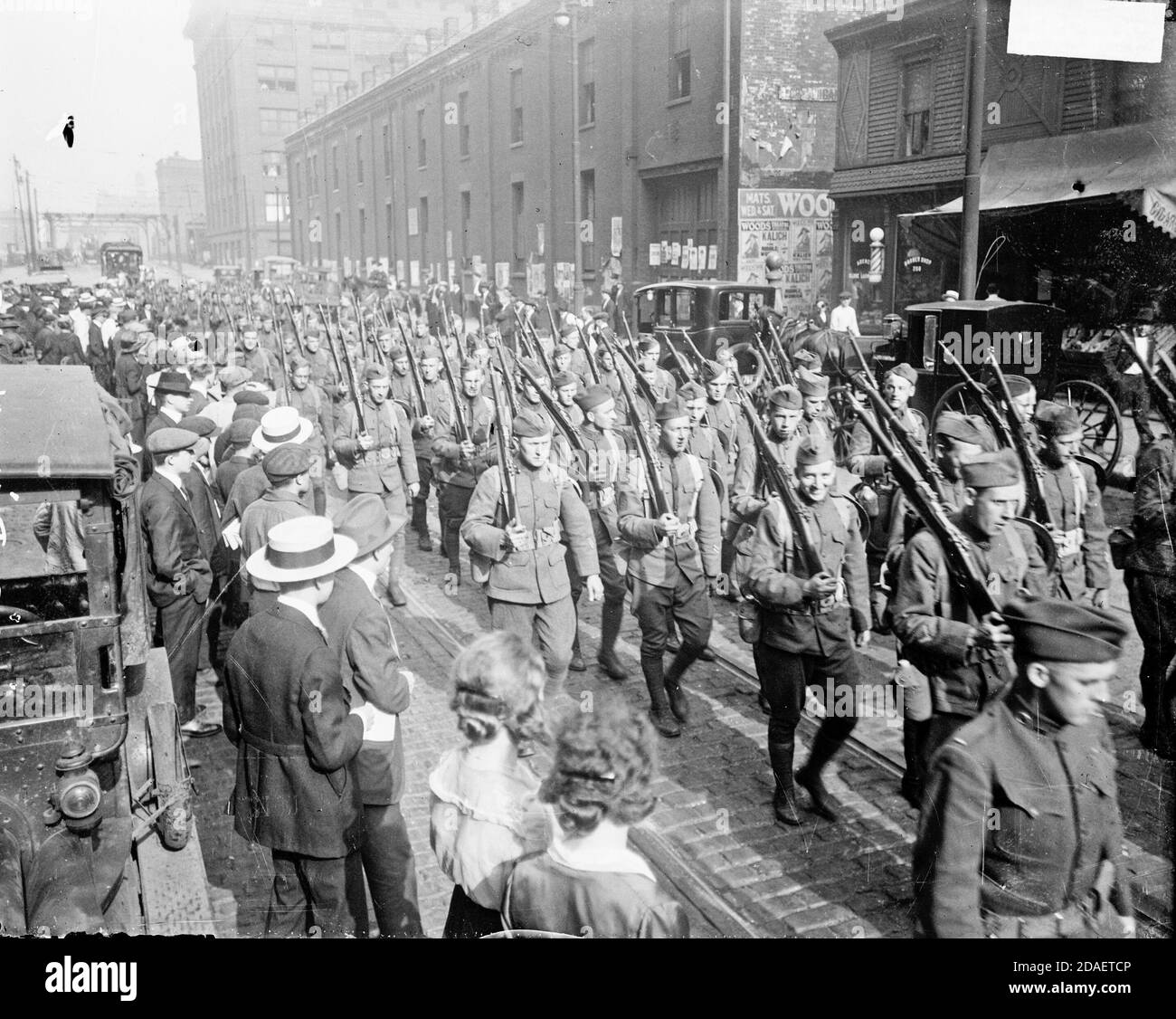 Soldats, 33e division, armée des États-Unis, en parade, au retour de France, spectateurs dans la rue, Chicago, Illinois. Banque D'Images
