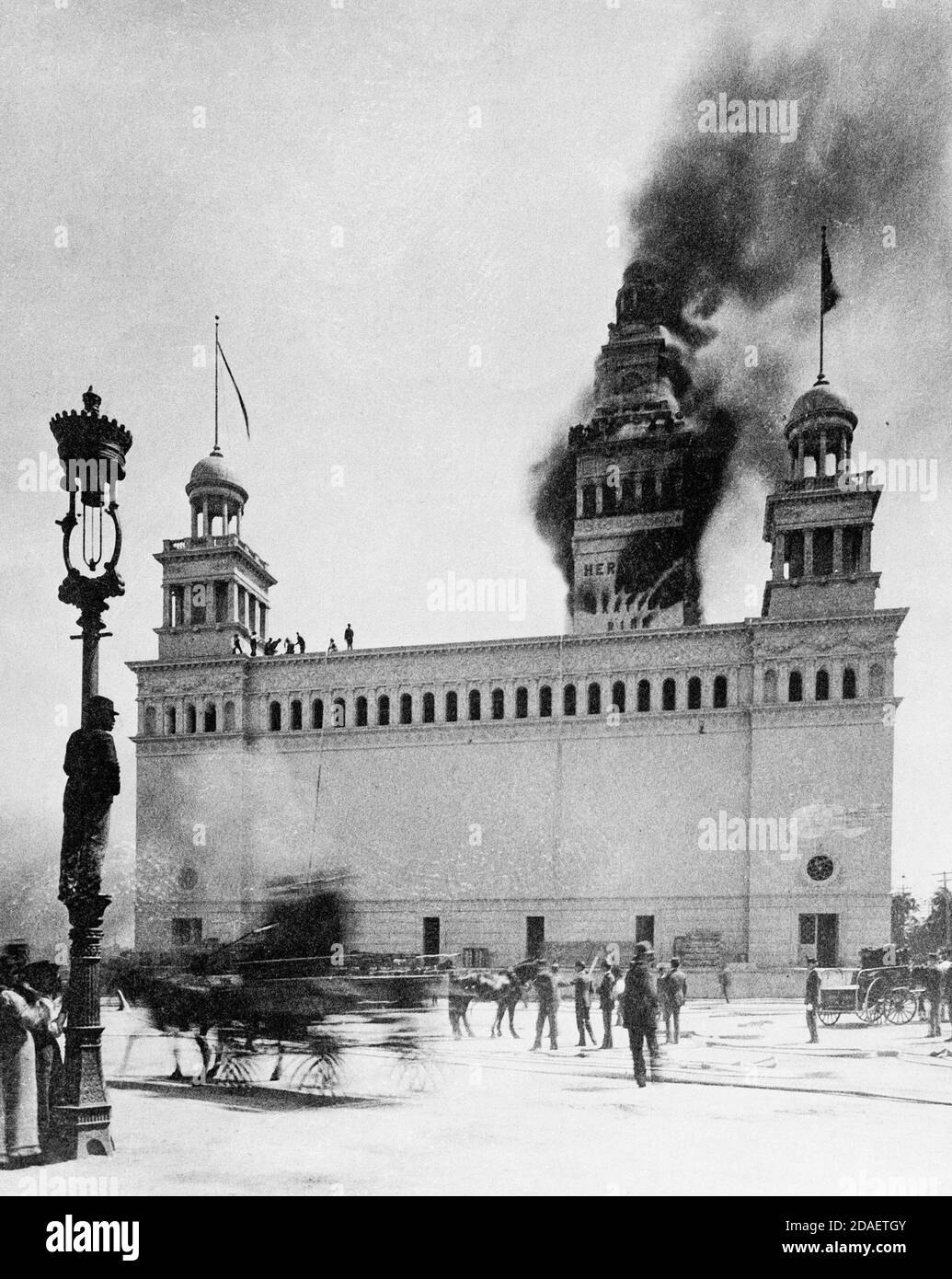 Incendie dans l'immeuble de stockage à froid de l'exposition colombienne du monde, Chicago, Illinois, le 10 juillet 1893. Banque D'Images