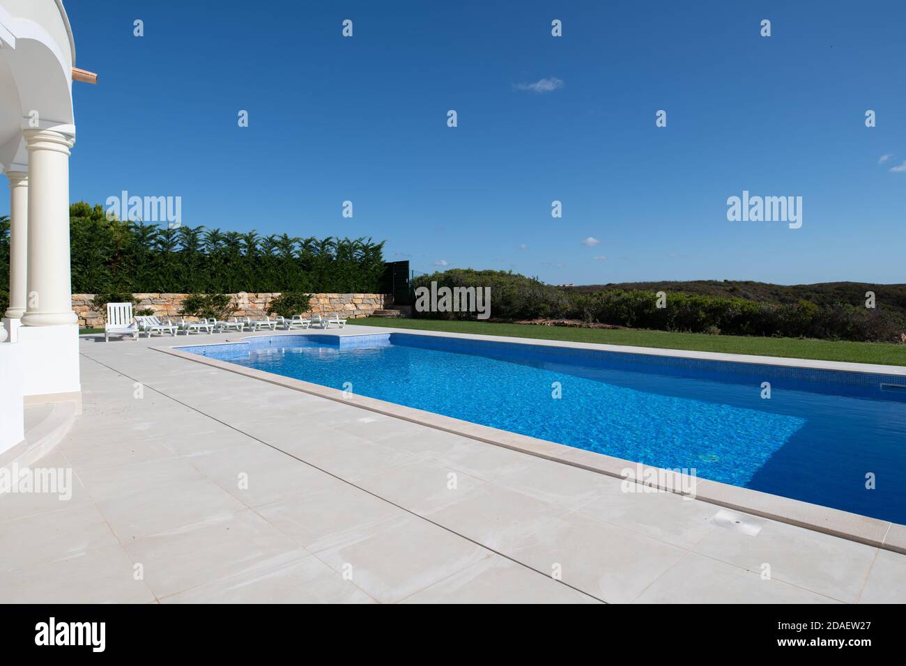 Grande piscine dans le jardin d'une villa de luxe sur l'algarve Banque D'Images