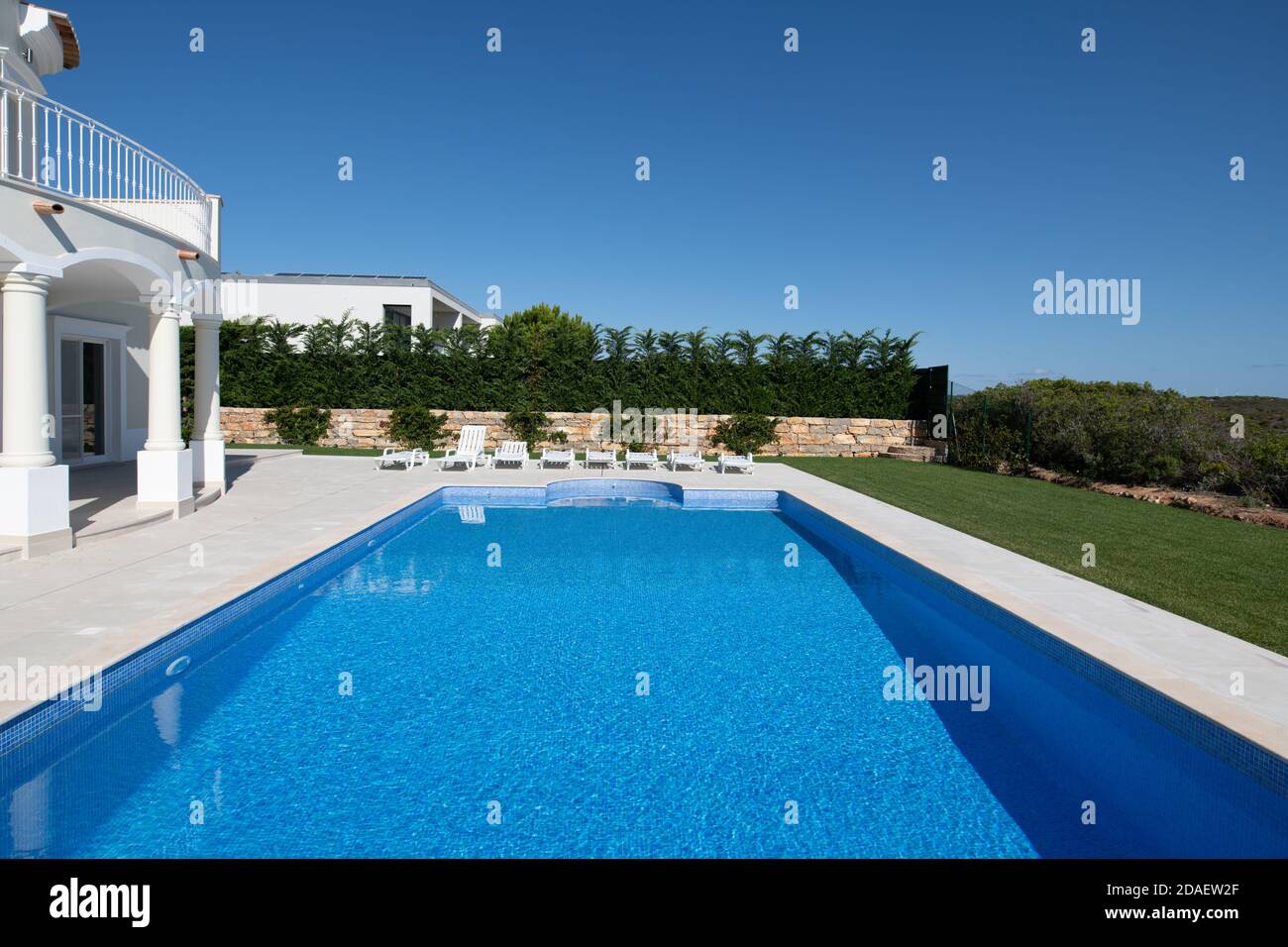 Grande piscine dans le jardin d'une villa de luxe sur l'algarve Banque D'Images