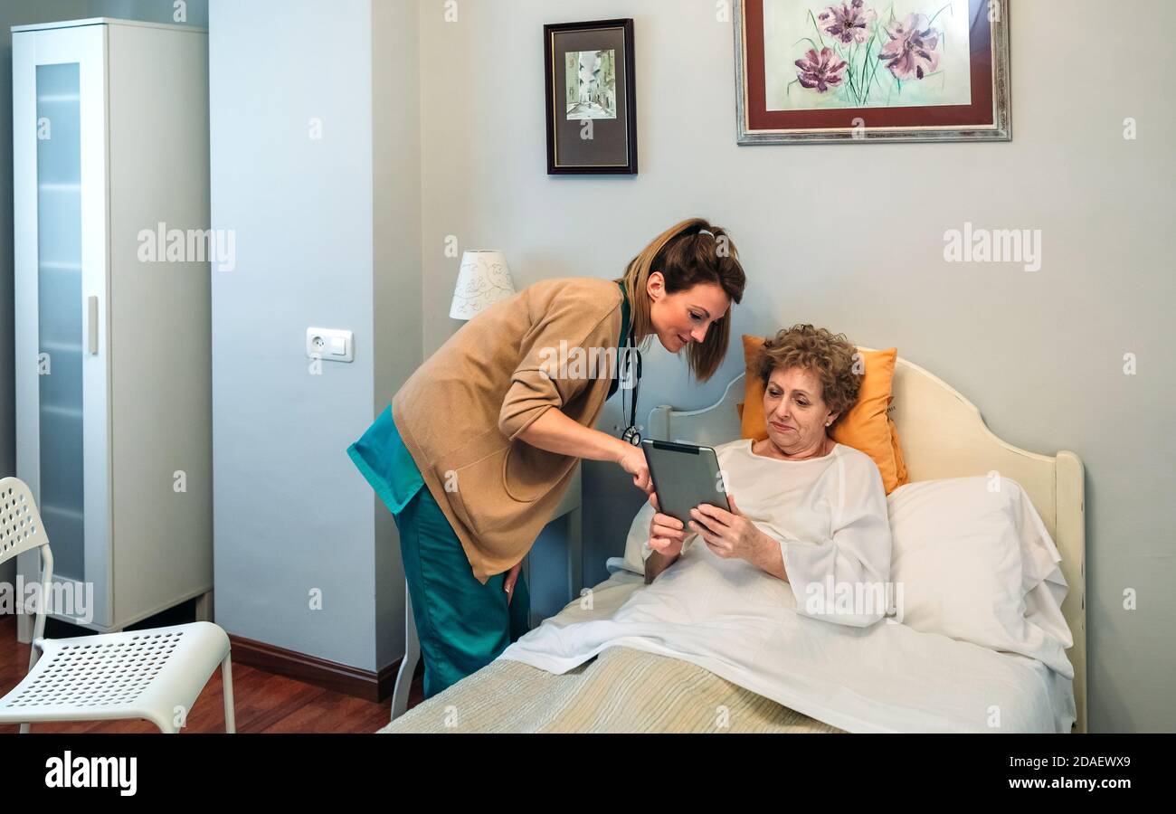 Femme médecin montrant les résultats d'un test médical sur le tablette Banque D'Images