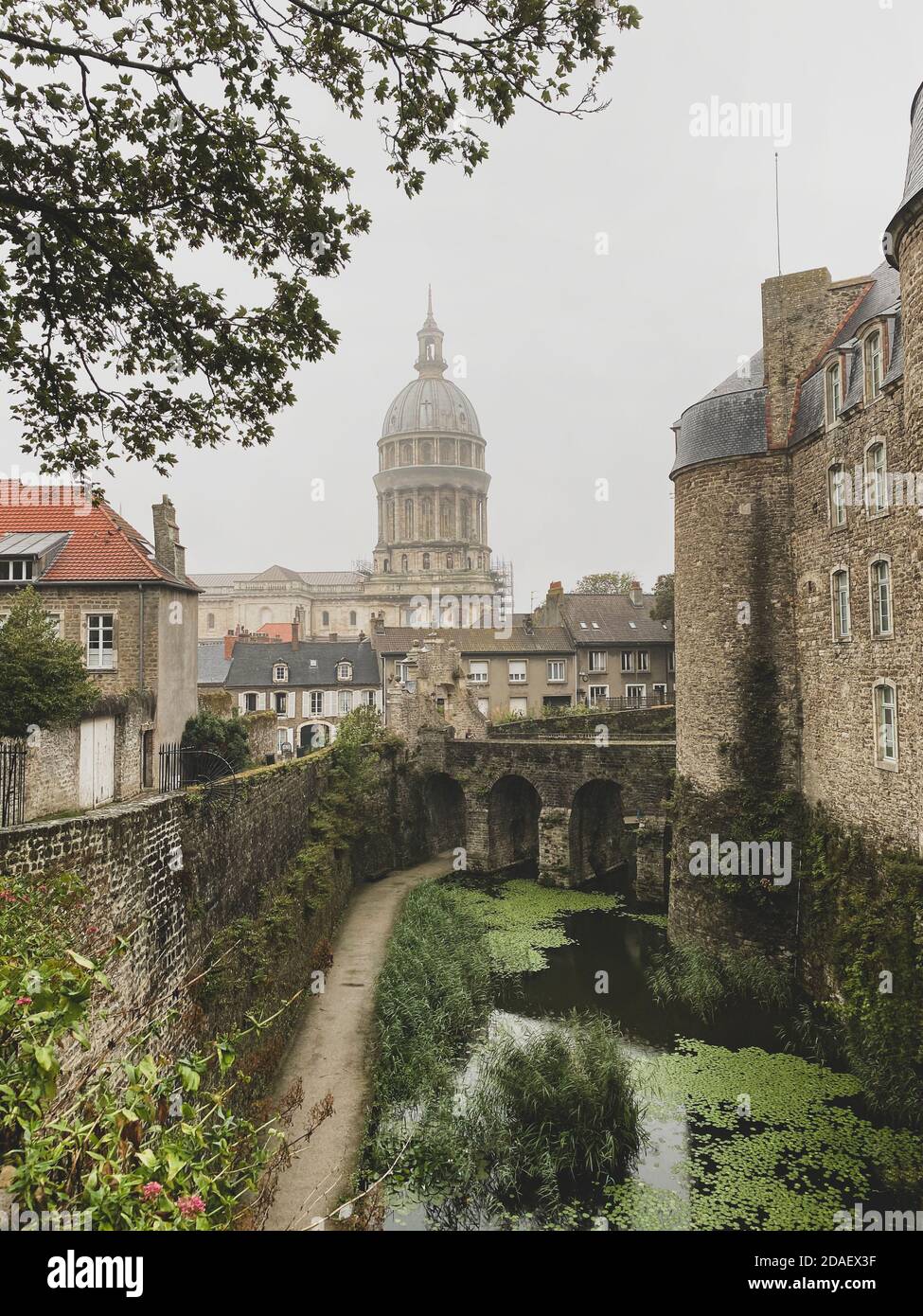 Basilique notre-Dame de l'Immaculée conception à la ville fortifiée de Boulogne-sur-Mer, château en premier plan. Nuageux et pluvieux jour sans engagement Banque D'Images