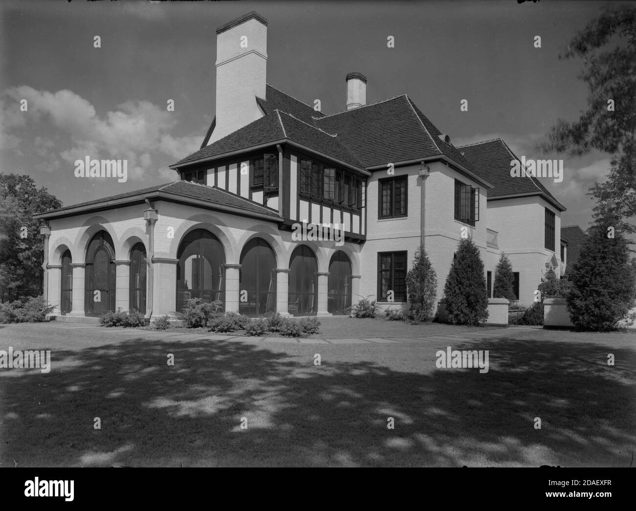 Altitude depuis le sud-est de la résidence George J Buckingham sur le 1400 Waukegan Road, architecte Edwin H Clark, Lake Forest, Illinois, vers 1923-1936. Banque D'Images