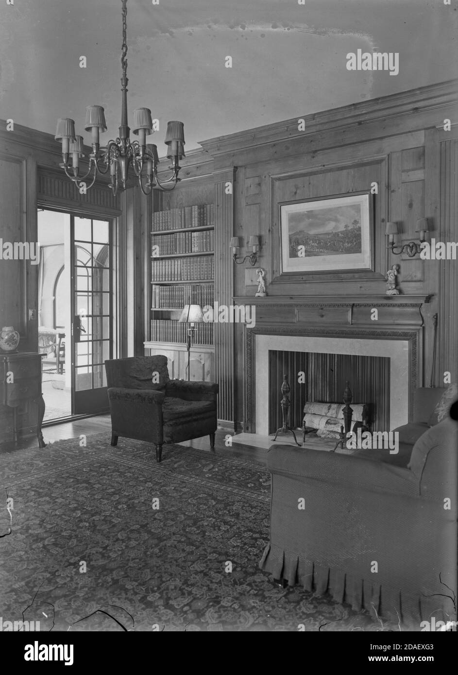 Manteau de la bibliothèque dans la résidence George J Buckingham sur le 1400 Waukegan Road, architecte Edwin H Clark, Lake Forest, Illinois, vers 1923-1936. Banque D'Images