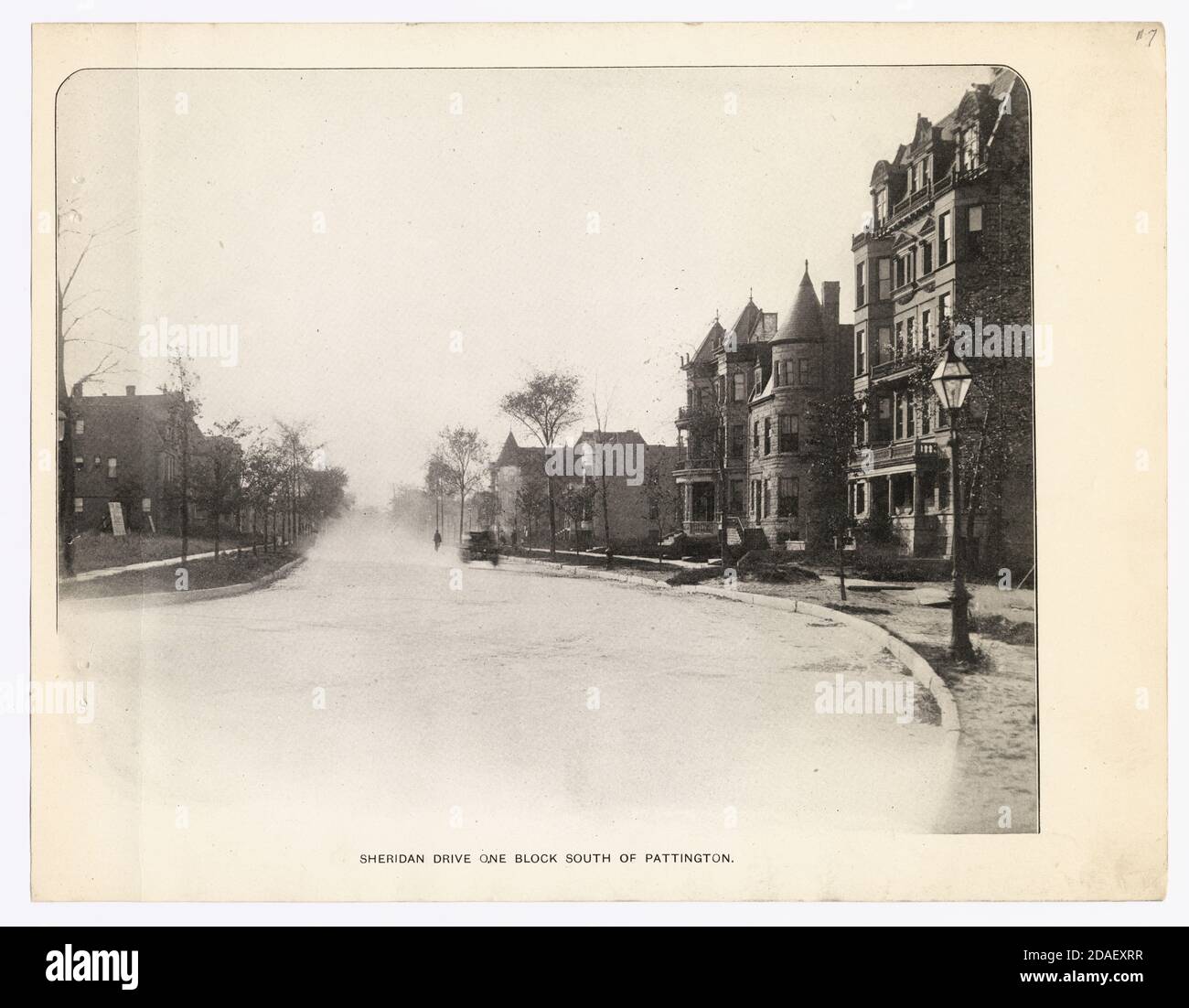 Vue sur Sheridan Drive, à un pâté de maisons au sud de Pattington Apartments, Chicago, Illinois, vers 1903. Banque D'Images