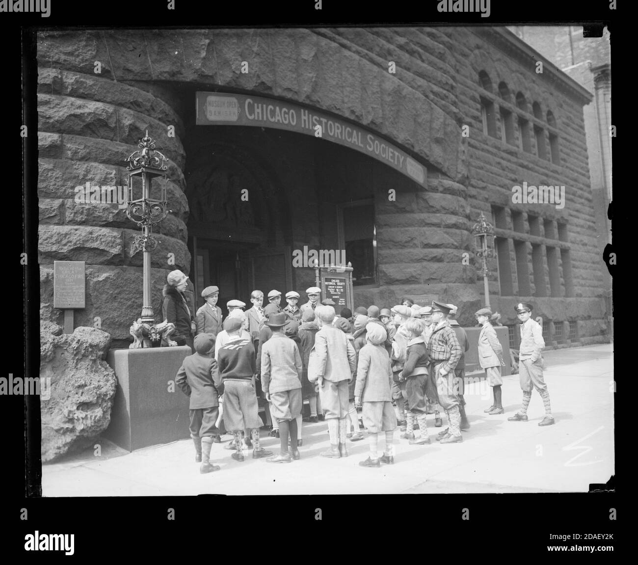 Groupe d'enfants à l'extérieur de l'entrée de la Chicago Historical Society, située à Dearborn et Ontario Streets, Chicago, Illinois, vers 1920. Banque D'Images