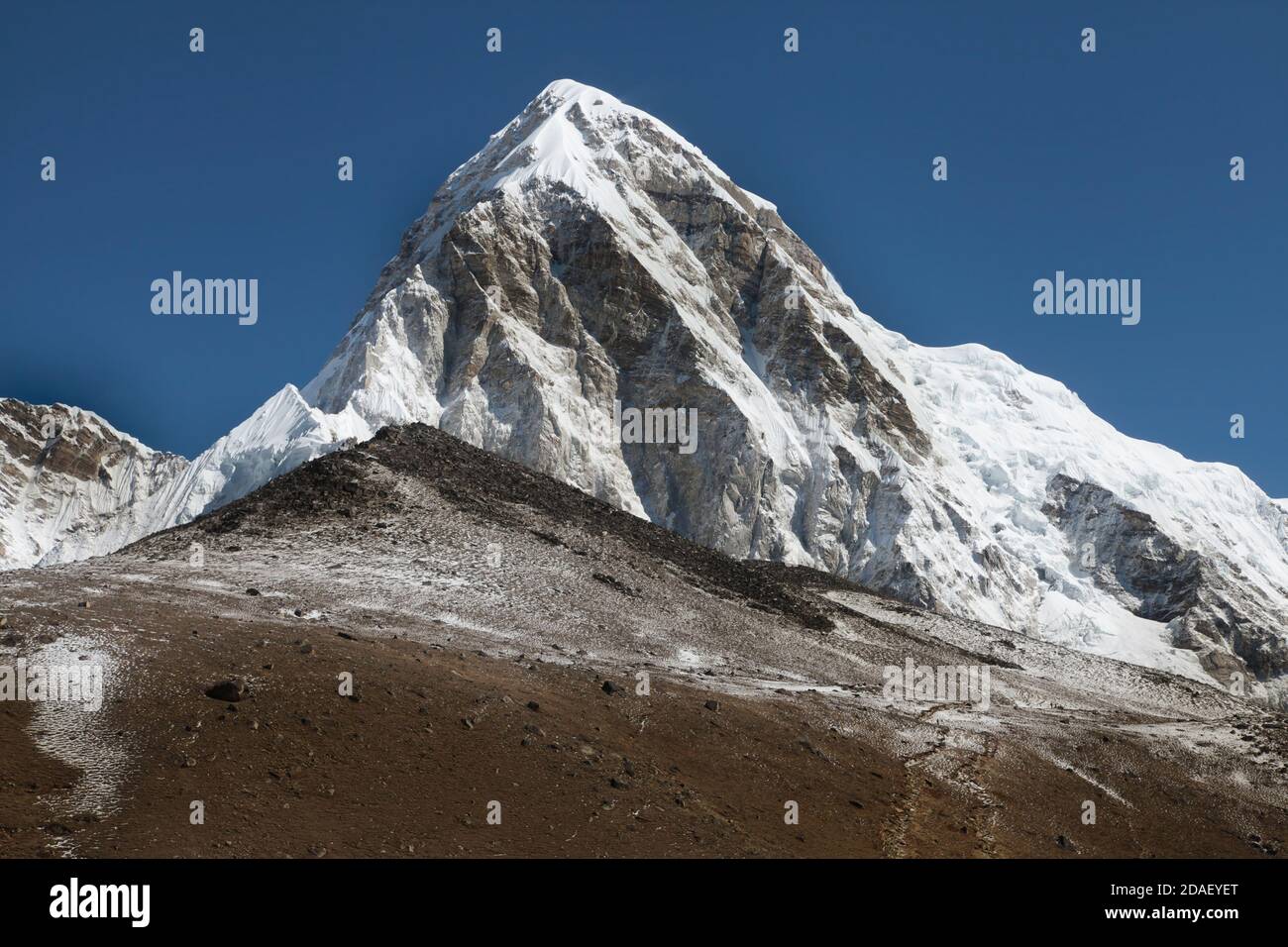 Vue sur le sommet de Kala Patthar, chemin vers le camp de base du mont Everest, vallée de khumbu - Népal. Haut du monde. Banque D'Images