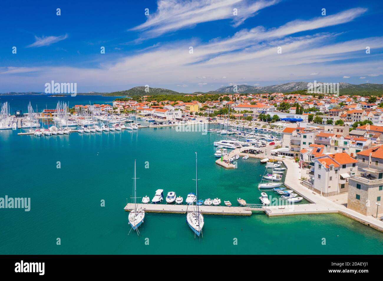 Vue aérienne de la ville de Pirovac, destination touristique dans la région de Dalmatie en Croatie Banque D'Images