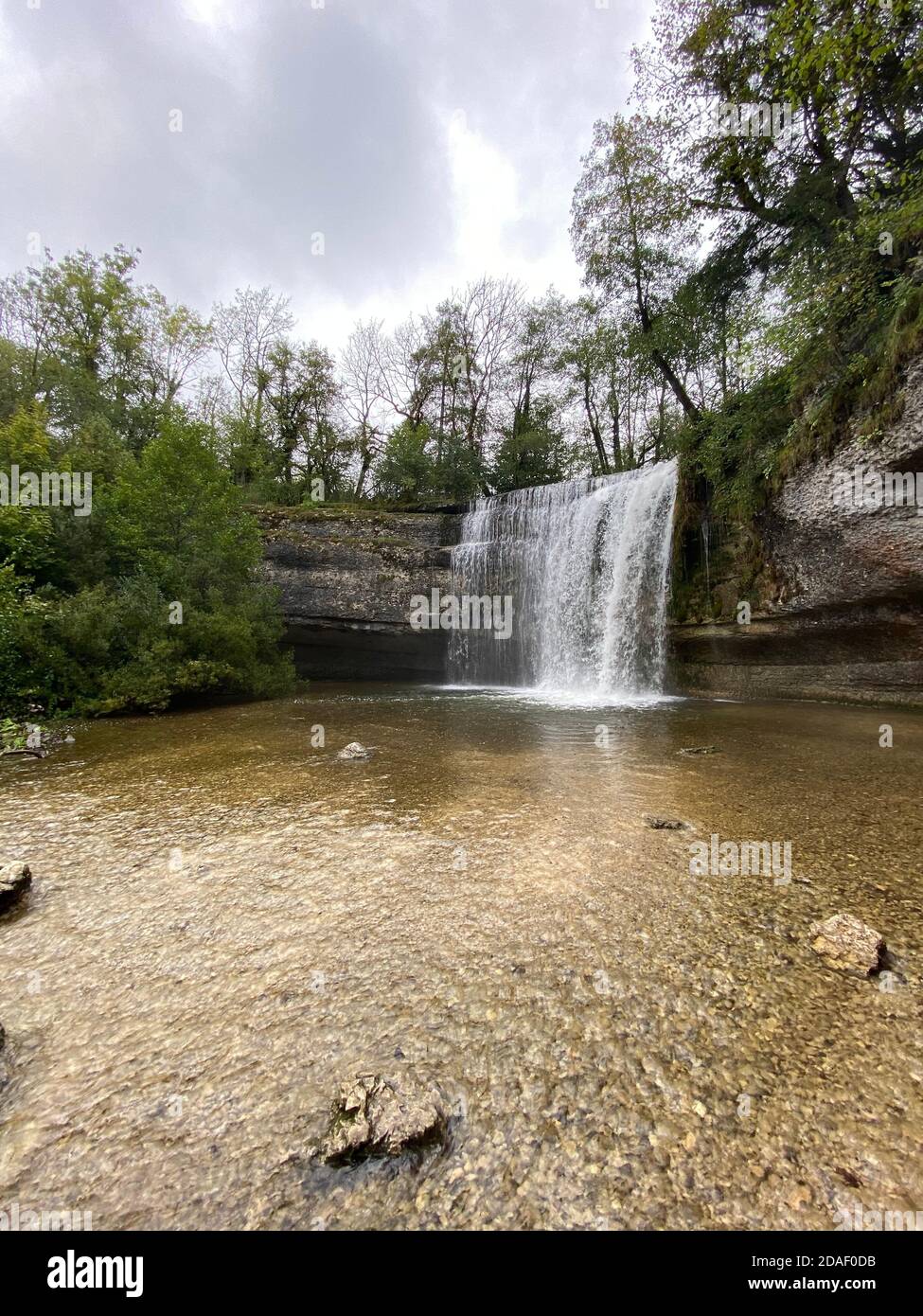 La chute d'eau de la Forge est l'une des nombreuses chutes de la Cascade du hérisson, france, jura Banque D'Images La chute d'eau de la Forge est l'une des nombreuses chutes de la Cascade du hérisson, france, jura Banque D'Images