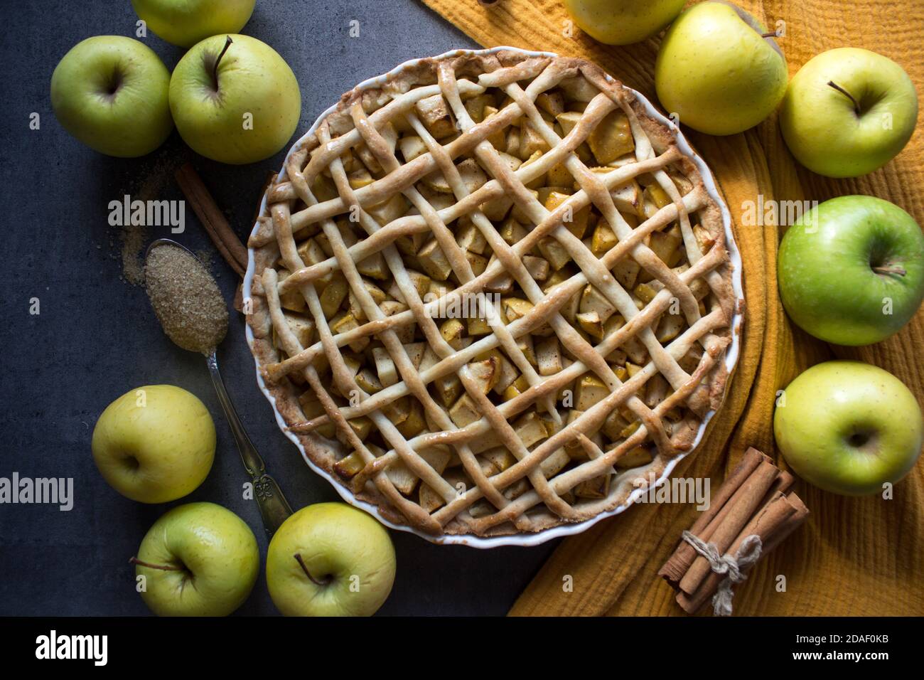Tarte aux pommes. Gâteau d'automne classique sur une table. Dessert maison frais. Banque D'Images