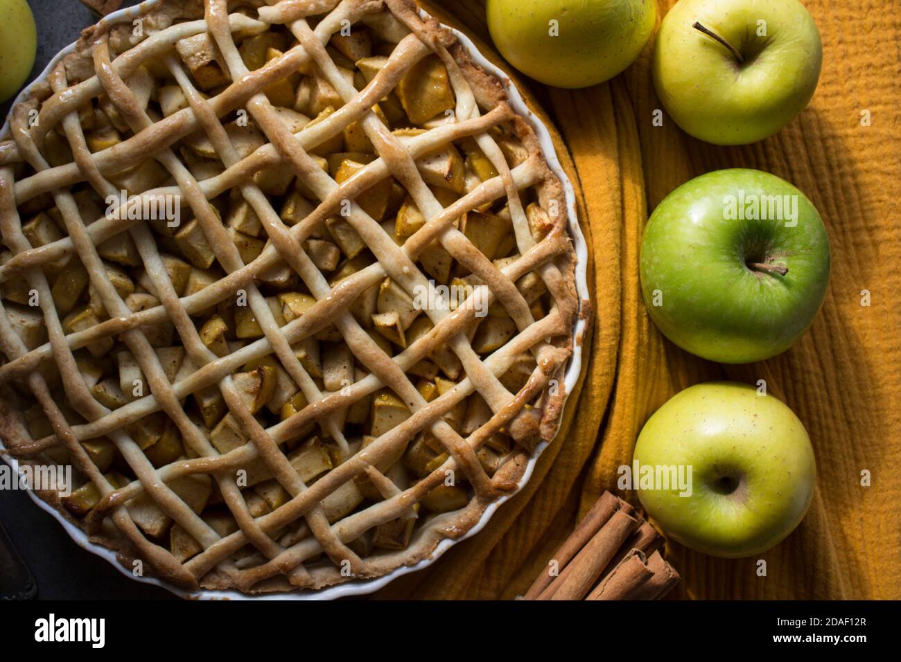 Tarte aux pommes. Gâteau d'automne classique sur une table. Dessert maison frais. Banque D'Images