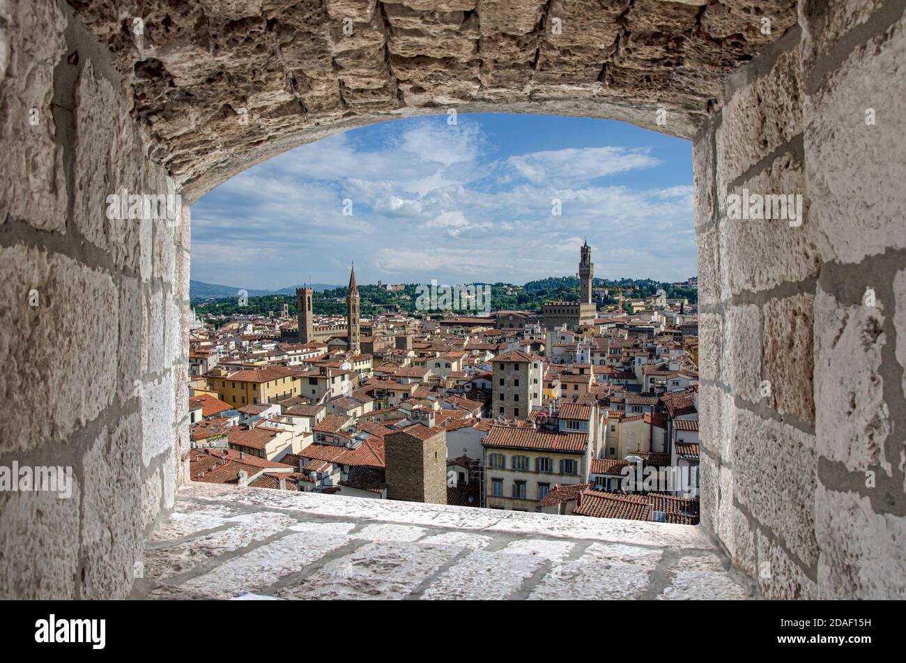 Fenêtre en pierre avec vue sur le centre-ville de Florence, Italie Banque D'Images
