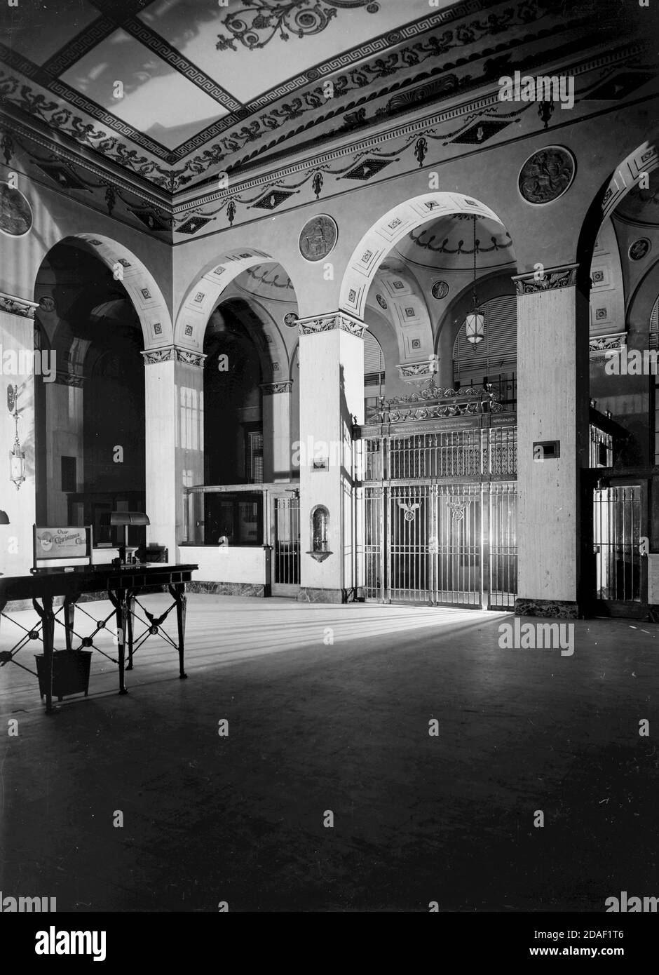 Détails intérieurs montrant la porte d'entrée de Madison Square State Bank, architecte Holabird et Roche, vers 1923-1936. Banque D'Images