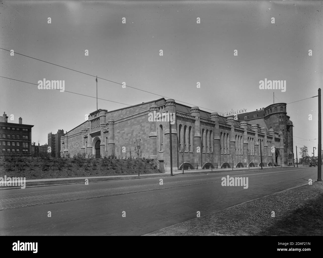 Élévation complète de l'Armory de Chicago Avenue, architecte Edgar Martin, vers 1923-1936. Banque D'Images