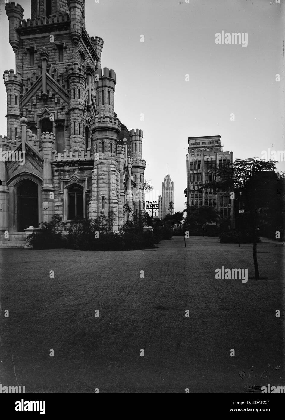 Vue vers le sud avec tour d'eau en premier plan, de Tribune Tower, l'architecte Howells et Hood, Chicago, Illinois, vers 1925-1936. Banque D'Images