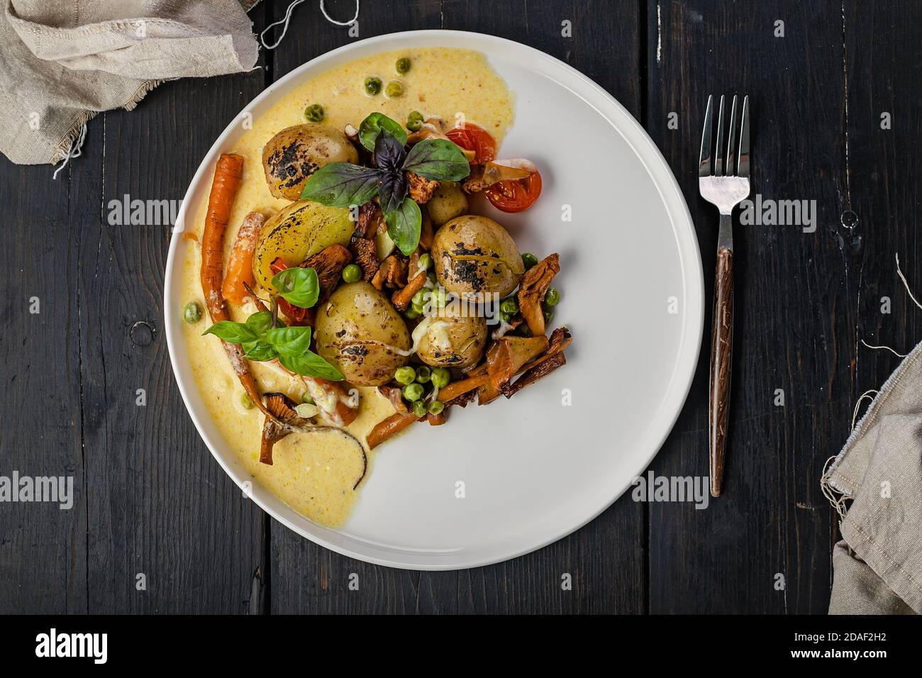 Une cuisine végétarienne saine et délicieuse. Pommes de terre au four