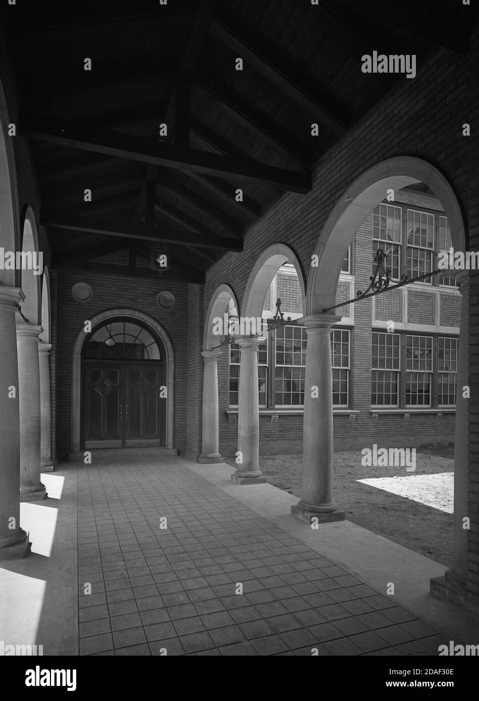 Cloître et école en mission sur le boulevard Irving Park, architecte Raymond Gregori, vers 1923-1936. Banque D'Images