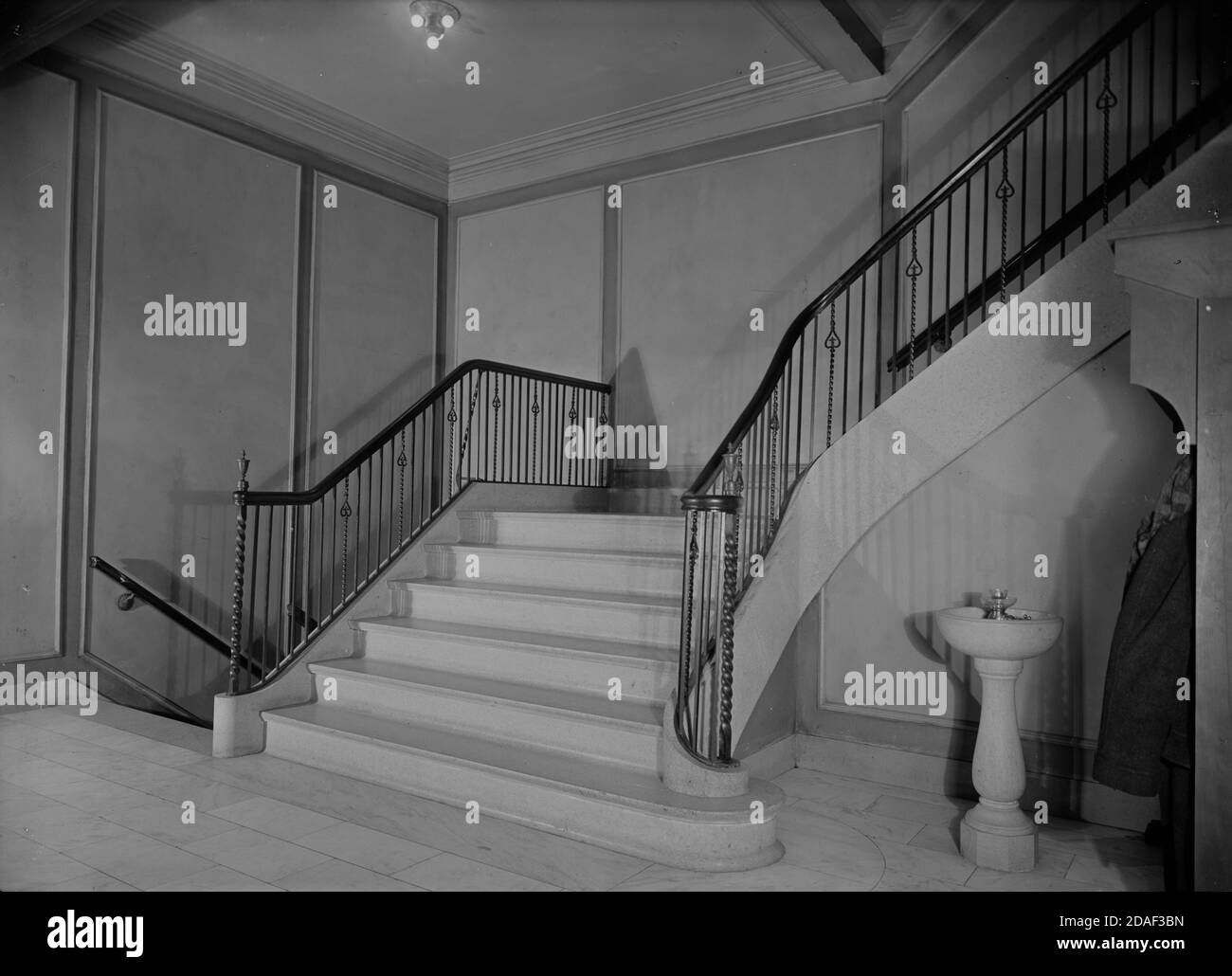 Vue sur l'escalier et la fontaine à l'hôtel Southmoor, situé sur la 67e et Stony Island Avenue, à Chicago, Illinois, vers 1923-1936. Banque D'Images