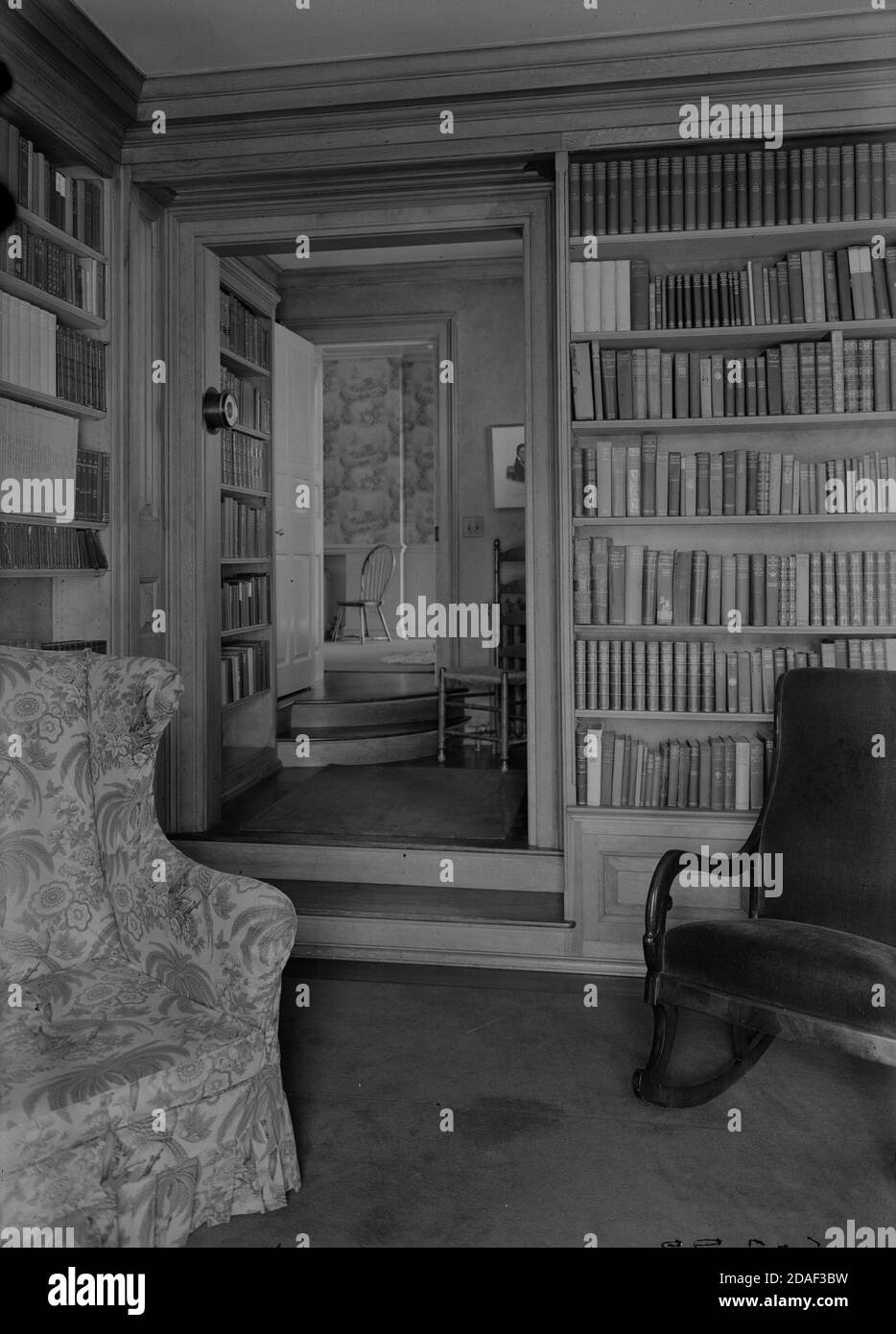Bibliothèque vers le couloir de la résidence Ino S. Miller, Jr., 700 Rosewood Avenue, architecte Wolcott and Work, à Winnetka, Illinois, vers 1923-1936. Banque D'Images