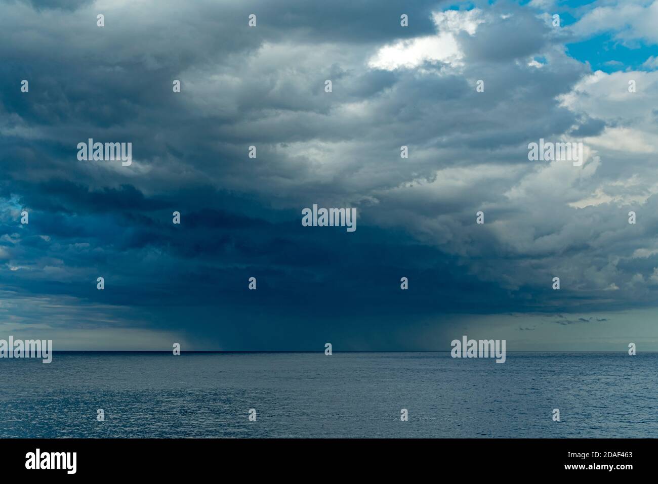 EFFET DE PLUIE AU CENTRE DU NUAGE DE PLUIE CUMULONIMBUS ÉLOIGNÉ SUR VIDE MER CALME Banque D'Images