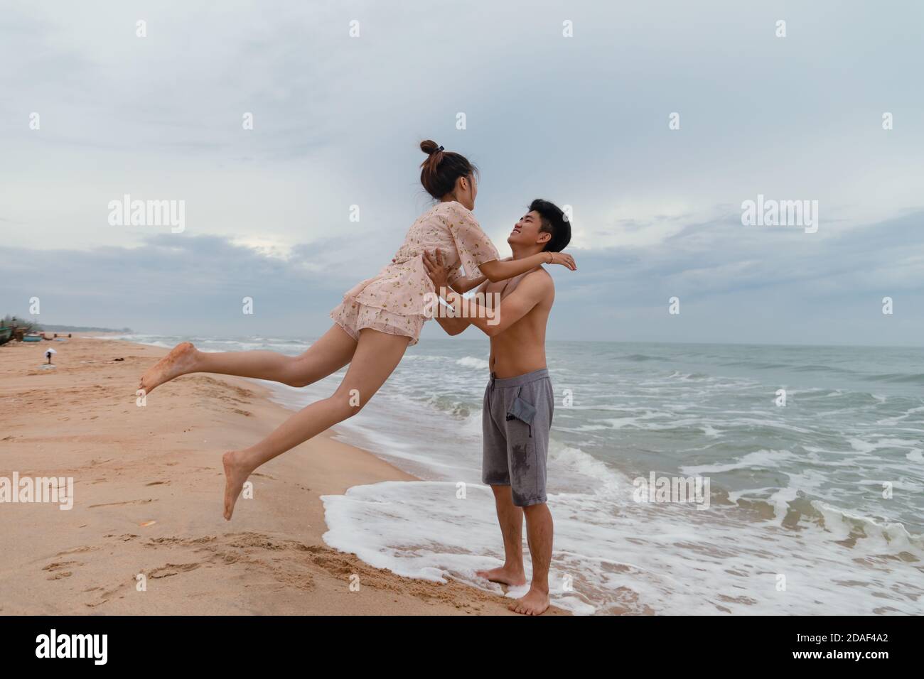 Belle photo d'un couple heureux dans la mer, Vung Tau Banque D'Images