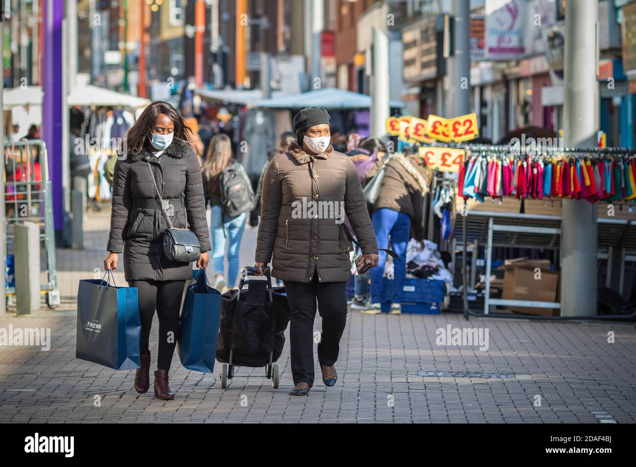 Londres, Royaume-Uni - 3 novembre 2020 - deux femmes noires portant un masque facial lors de leurs achats sur le marché de Walthamstow Banque D'Images