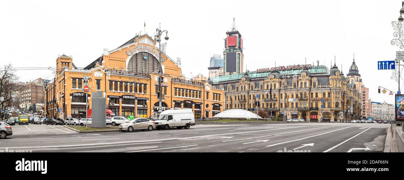 Kiev, Ukraine - 16 novembre 2019 : les rues de Kiev. Ancienne et nouvelle architecture de Kiev. Vue panoramique sur le marché de Bessarabian et le Аrena Citi shopp Banque D'Images