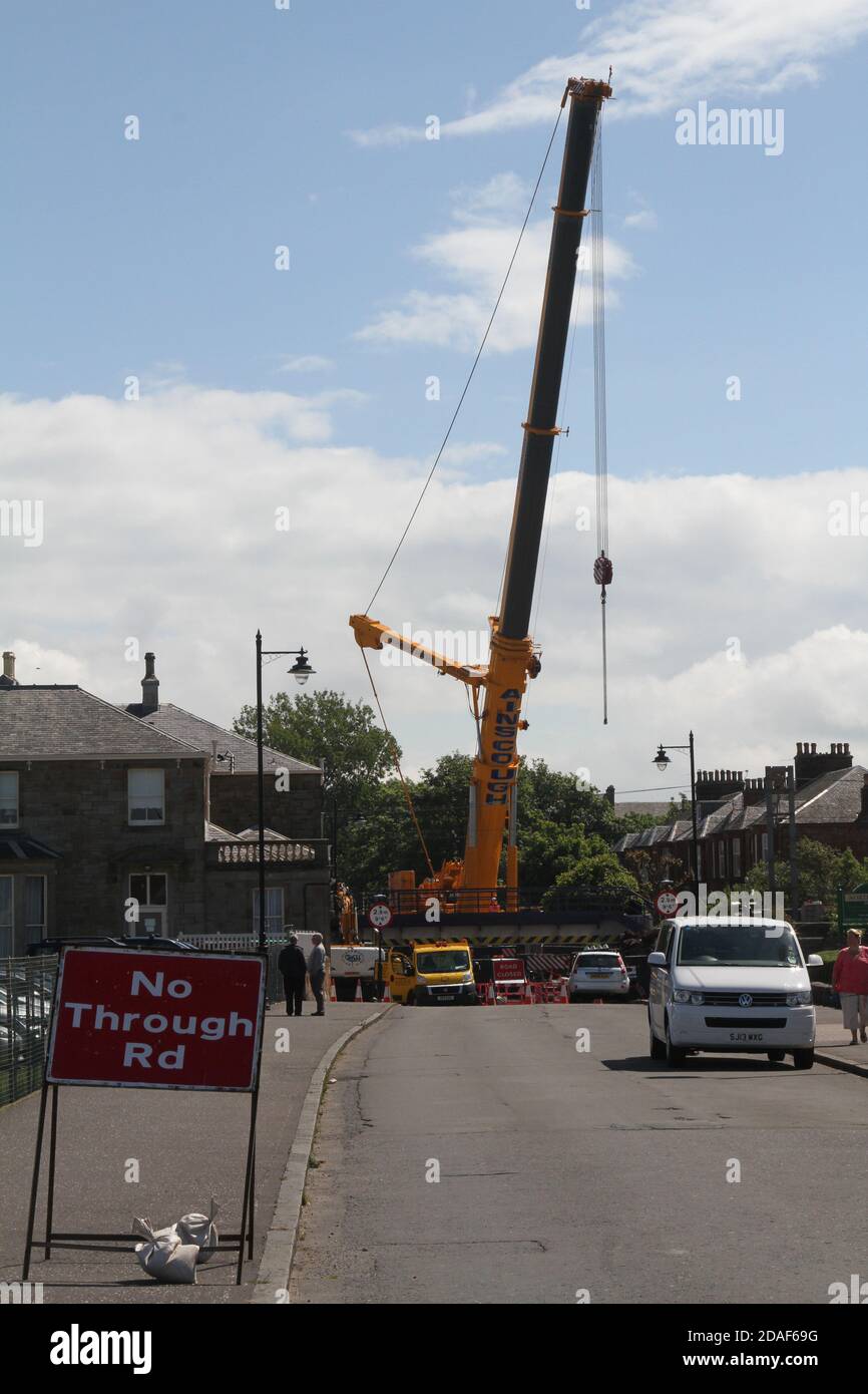 Installation d'un nouveau pont sur Station Road, Prestwick, South Ayrshire, Écosse, à l'aide d'un équipement de levage lourd Banque D'Images