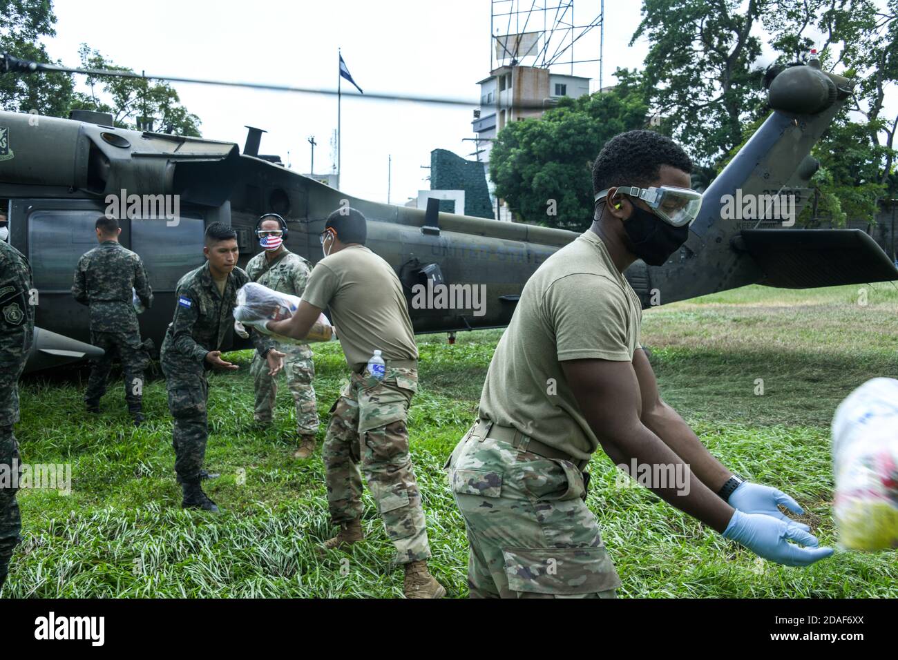 San Pedro Sula, Honduras. 11 novembre 2020. Les soldats de la Force opérationnelle interarmées des États-Unis-Bravo et l'armée hondurienne chargent des fournitures d'urgence dans un hélicoptère HH-60 Black Hawk de l'armée américaine pour livraison dans les régions touchées par l'ouragan ETA le 11 novembre 2020 à San Pedro Sula, au Honduras. Le puissant cyclone a tué au moins 50 personnes et dévasté certaines parties du Nicaragua et du Honduras. Credit: Planetpix/Alamy Live News Banque D'Images