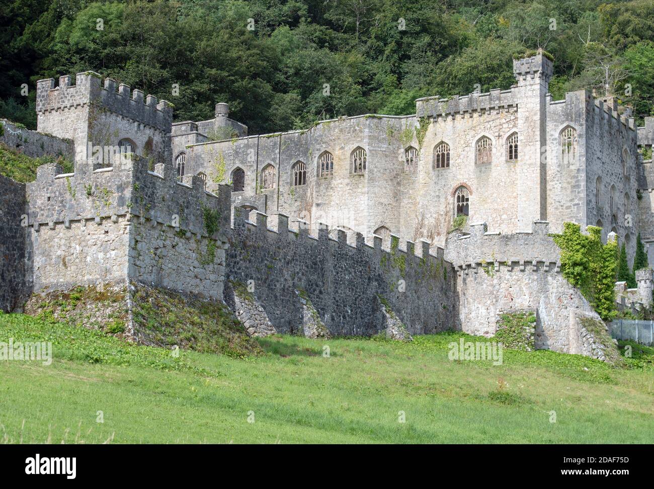 Ruines du château de Gwrych près d'Abergele à Conwy, au nord du pays de Galles, au Royaume-Uni Banque D'Images