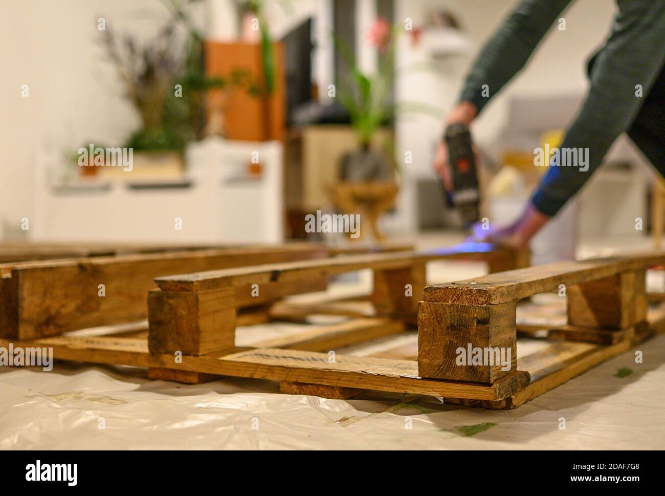 Bricolage de la palette à la maison avec un tournevis Banque D'Images