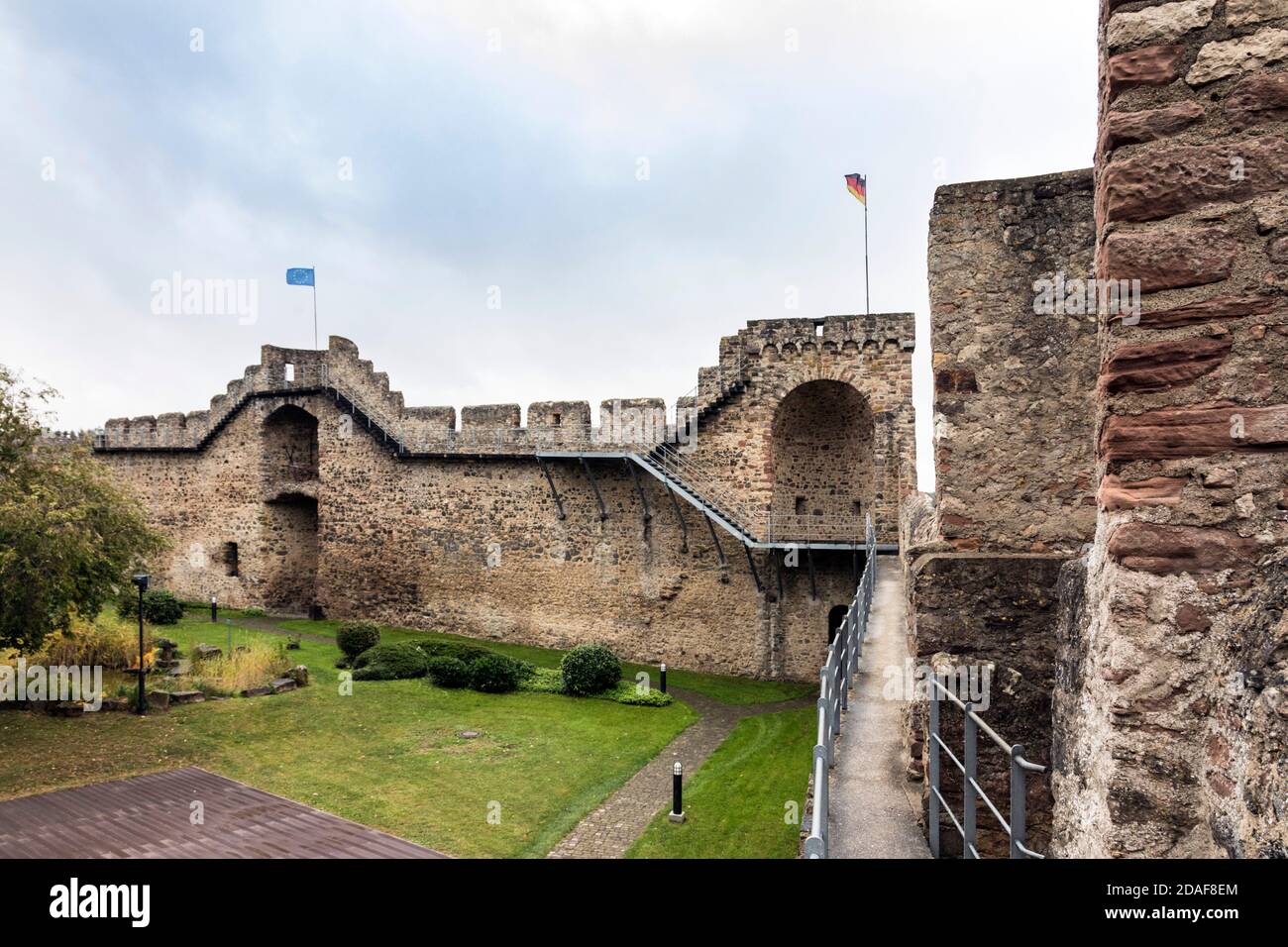 Fortifications de la ville du XIIIe siècle, avec muraille de la ville, remparts et tours de défense Banque D'Images