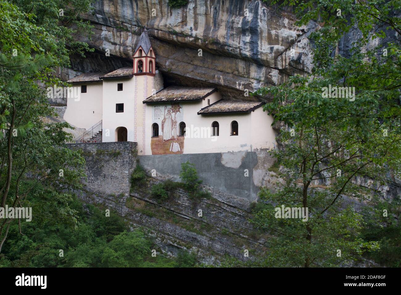 L'Ermitage de Saint Columbanus habité par des ermites de 753 AD - Trambileno, près de Rovereto, Trentin, Italie - Patrimoine spirituel irlandais en Italie Banque D'Images