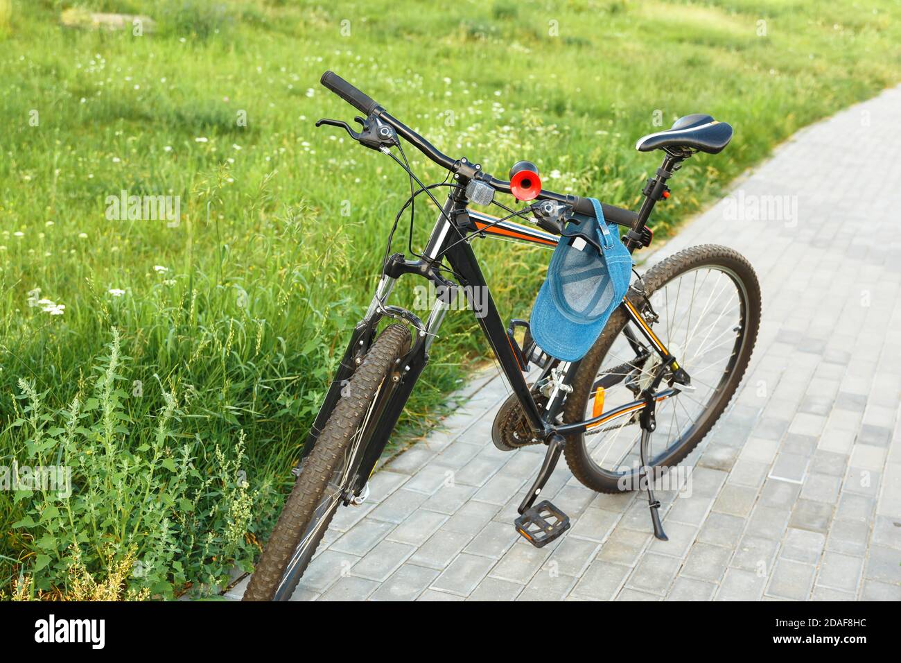 Roue de vélo en gros plan. Un vélo est stationné dans un parc de la ville. Banque D'Images