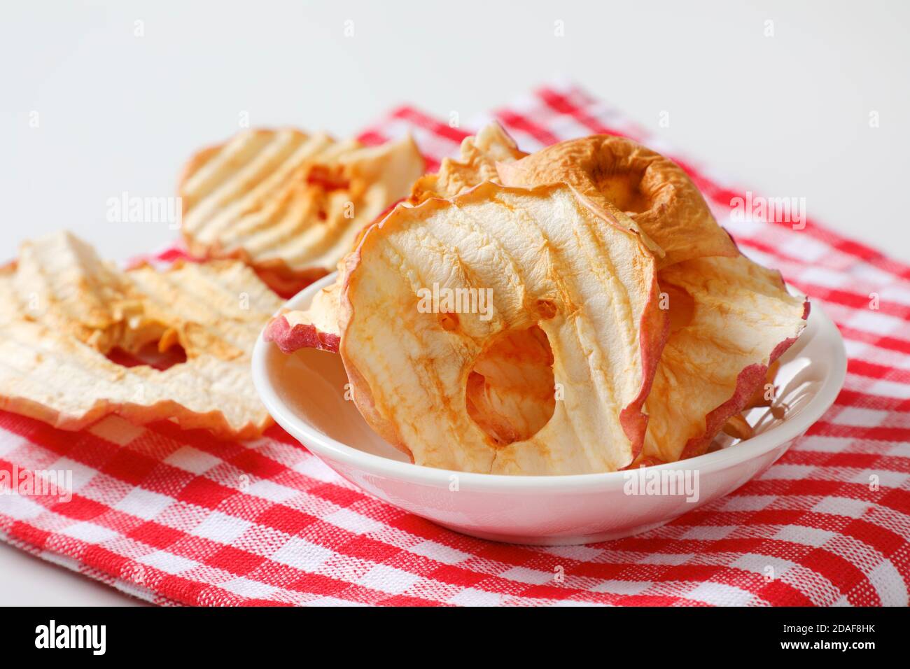 Bol de tranches de pomme séchées - chips ou anneaux de pomme Banque D'Images Bol de tranches de pomme séchées - chips ou anneaux de pomme Banque D'Images