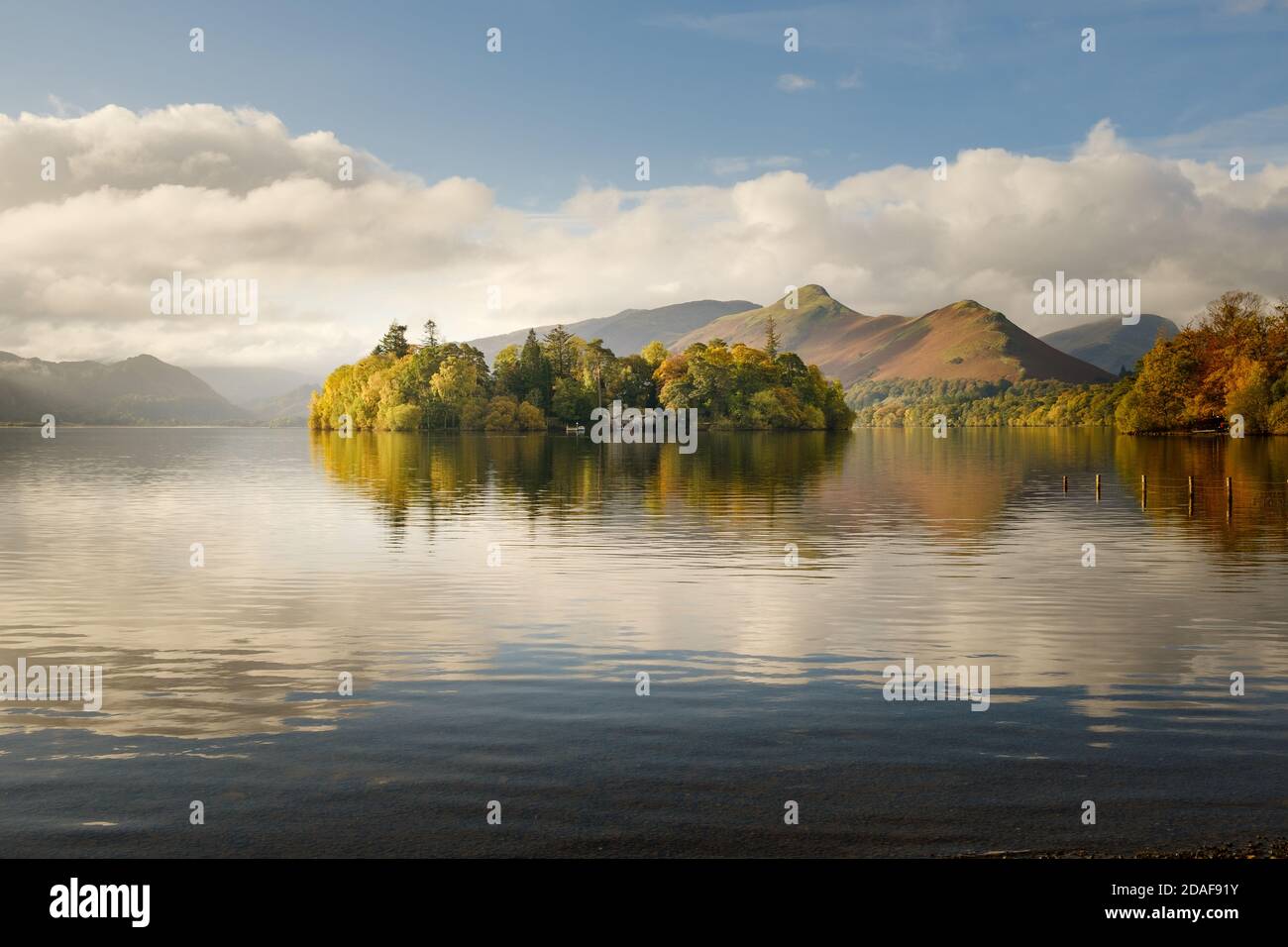 Lac District paysage d'automne. Réflexions de couleur automnale sur l'île Derwent Isle an dans Derwent Water par Keswick en Cumbria Banque D'Images