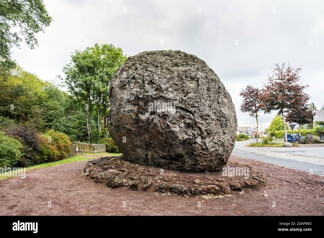 Bombe de lave Strohn d'un diamètre de près de 5 M. Et un poids de 120 t sur la Vulkanstrasse allemande Banque D'Images